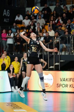 ISTANBUL, TURKIYE - 12 Nisan 2025: Vakıfbank vs. Eczacibasi Dynavit Türk Sultanlar Ligi Playoff karşılaşmasında Xinyue Yuan hizmet veriyor
