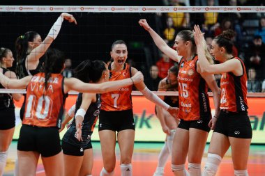 ISTANBUL, TURKIYE - 12 Nisan 2025: Vakıfbank Türkiye Sultanlar Ligi Playoff maçında Eczacibasi Dynavit oyuncuları skor puanını kutluyor