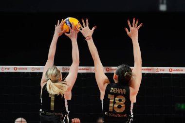 ISTANBUL, TURKIYE - 12 Nisan 2025: Vakıfbank - Eczacibasi Dynavit Türk Sultanlar Ligi Playoff maçı sırasında Alexandra Frantti ve Zehra Gunes
