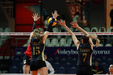 ISTANBUL, TURKIYE - 13 Nisan 2025: Aleksandra Uzelac ve Fatma Beyaz, Burhan Felek Spor Salonu 'nda Türk Hava Yolları - Zeren Spor Kulubu Türk Sultanlar Ligi Playoff maçı sırasında çatışmada