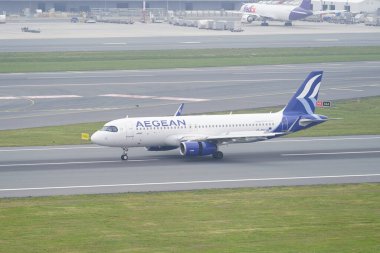 ISTANBUL, TURKIYE - 17 Nisan 2025: Ege Havayolları Airbus A320-232 (6961) İstanbul Uluslararası Havaalanına indi