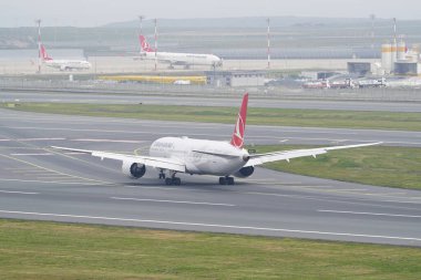 ISTANBUL, TURKIYE - 17 Nisan 2025: Türk Havayolları Boeing 787-9 (65820) İstanbul Uluslararası Havaalanına indi
