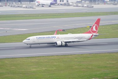 ISTANBUL, TURKIYE - 17 Nisan 2025: Türk Hava Yolları Boeing 737-9F2ER (42011) İstanbul Uluslararası Havaalanına iniyor