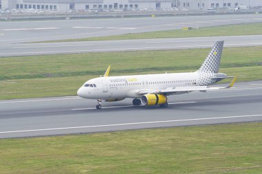 ISTANBUL, TURKIYE - 17 Nisan 2025: Vueling Airlines Airbus A320-232 (7109) İstanbul Uluslararası Havaalanına indi