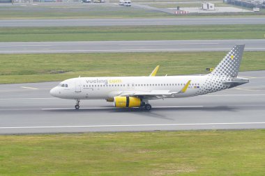 ISTANBUL, TURKIYE - 17 Nisan 2025: Vueling Airlines Airbus A320-232 (7109) İstanbul Uluslararası Havaalanına indi