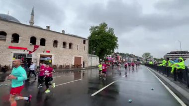 İSTANBUL, TURKIYE - 28 Nisan 2024: İstanbul 'da koşan atletler Fener ilçesinin tarihi caddesinde yarı maraton koşuyorlar