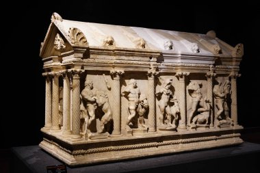 ANTALYA, TURKIYE - 23 Mart 2025: Antalya Arkeoloji Müzesinde Herakles Sarcophagus