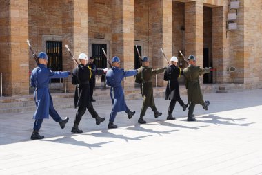 ANKARA, TURKIYE - 30 Mart 2025: Anitkabir 'de nöbetçi ayininin değiştirilmesi için yürüyen askerler, Türkiye Cumhuriyeti' nin kurucusu ve ilk cumhurbaşkanı Atatürk 'ün mozolesi nerede?.