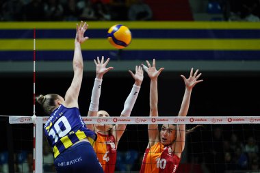 ISTANBUL, TURKIYE - 12 Nisan 2025: Fenerbahçe Medicana - Galatasaray Daikin Türk Sultanlar Ligi Playoff maçı sırasında Burhan Felek Spor Salonu 'nda Arina Fedorovtseva