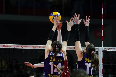 ISTANBUL, TURKIYE - 12 Nisan 2025: Eda Erdem Dundar ve Bojana Drca, Burhan Felek Spor Salonu 'nda oynanan Fenerbahçe Medicana vs Galatasaray Daikin Türk Sultanlar Ligi Playoff karşılaşmasında
