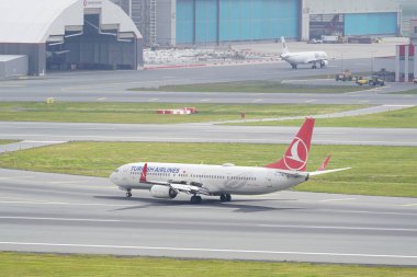ISTANBUL, TURKIYE - 17 Nisan 2025: Türk Hava Yolları Boeing 737-9F2ER (42011) İstanbul Uluslararası Havaalanına iniyor