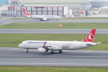 ISTANBUL, TURKIYE - 17 Nisan 2025: Türk Havayolları Airbus A321-231 (7139) İstanbul Uluslararası Havaalanına indi
