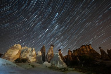 Cappadocia, Nevsehir, Türkiye 'deki Peri Bacaları' nın Üzerindeki Yıldız Yolları