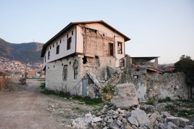 6 Şubat 2023 Depremlerinden sonra Hatay, Antakya 'da hasar gören bina