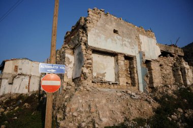 6 Şubat 2023 Depremlerinden sonra Hatay, Antakya 'da hasar gören bina
