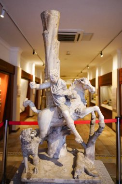 ANKARA, TURKIYE - 30 Mart 2025: Anadolu Medeniyetler Müzesinde Heykel, Ankara Şehri