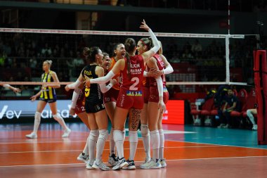 ISTANBUL, TURKIYE - 12 Nisan 2025: Galatasaray Daikin oyuncuları Burhan Felek Spor Salonu 'nda oynanan Fenerbahçe Medicana Türkiye Sultanlar Ligi Playoff maçında skor puanını kutluyorlar