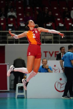 ISTANBUL, TURKIYE - 12 Nisan 2025: Burhan Felek Spor Salonu 'nda oynanan Galatasaray Daikin-Galatasaray maçı öncesinde Ilkin Aydin ısındı