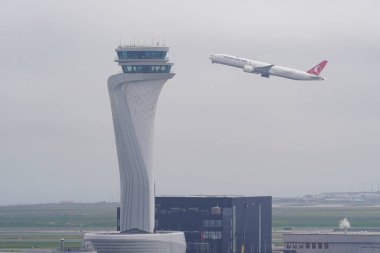 ISTANBUL, TURKIYE - 17 Nisan 2025: Türk Havayolları Boeing 777-3F2ER (44127) İstanbul Uluslararası Havalimanı 'ndan kalkış