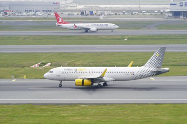 ISTANBUL, TURKIYE - 17 Nisan 2025: Vueling Airlines Airbus A320-232 (7109) İstanbul Uluslararası Havaalanına indi