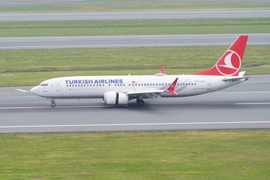 ISTANBUL, TURKIYE - 17 Nisan 2025: Türk Havayolları Boeing 737-8MAX (60038) İstanbul Uluslararası Havaalanına indi