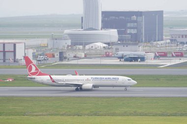 ISTANBUL, TURKIYE - 17 Nisan 2025: Türk Hava Yolları Boeing 737-9F2ER (42011) İstanbul Uluslararası Havaalanına iniyor