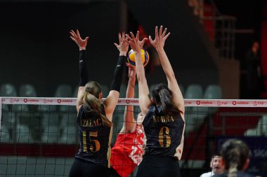 ISTANBUL, TURKIYE - 13 Nisan 2025: Aleksandra Uzelac ve Kubra Akman, Burhan Felek Spor Salonu 'nda Türk Hava Yollari - Zeren Spor Kulubu Türk Sultanlar Ligi Playoff maçı sırasında iş başında