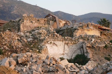 6 Şubat 2023 Depremlerinden sonra Hatay, Antakya 'da hasar gören bina