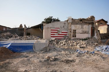 6 Şubat 2023 Depremlerinden sonra Hatay, Antakya 'da hasar gören bina
