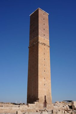 Harran Ulu Camii 'ndeki kule ve Şanlıurfa Üniversitesi, Türkiye