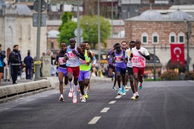 İSTANBUL, TURKIYE - 27 Nisan 2025: İstanbul 'da yarı maraton koşan sporcular