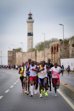 İSTANBUL, TURKIYE - 27 Nisan 2025: İstanbul 'da yarı maraton koşan sporcular