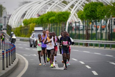İSTANBUL, TURKIYE - 27 Nisan 2025: İstanbul 'da yarı maraton koşan sporcular