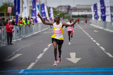 İSTANBUL, TURKIYE - 27 Nisan 2025: İstanbul 'da yarı maraton koşan sporcu