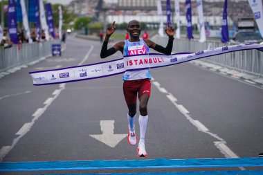 İSTANBUL, TURKIYE - 27 Nisan 2025: Alex Nzioka Matata İstanbul 'da yarı maraton koşuyor
