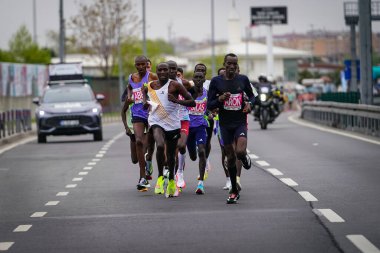 İSTANBUL, TURKIYE - 27 Nisan 2025: İstanbul 'da yarı maraton koşan sporcular