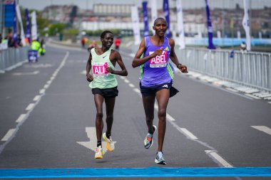 İSTANBUL, TURKIYE - 27 Nisan 2025: İstanbul 'da yarı maraton koşan sporcu