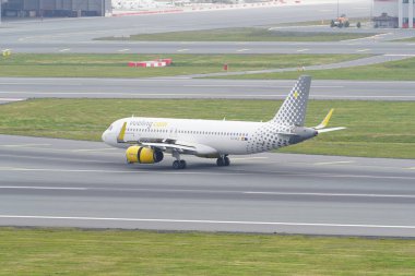 ISTANBUL, TURKIYE - 17 Nisan 2025: Vueling Airlines Airbus A320-232 (7109) İstanbul Uluslararası Havaalanına indi