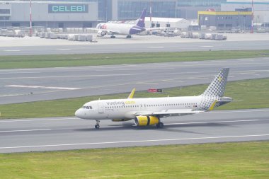 ISTANBUL, TURKIYE - 17 Nisan 2025: Vueling Airlines Airbus A320-232 (7109) İstanbul Uluslararası Havaalanına indi