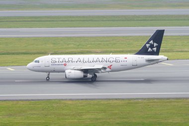 ISTANBUL, TURKIYE - 17 Nisan 2025: Türk Havayolları Airbus A319-132 (4695) İstanbul Uluslararası Havaalanına indi