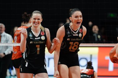 ISTANBUL, TURKIYE - 12 Nisan 2025: Vakıfbank 'ta Alexandra Frantti ve Zehra Gunes, Vakıfbank' ta Eczacibasi Dynavit Türk Sultanlar Ligi Playoff maçına karşı