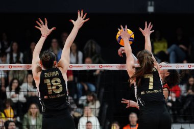 ISTANBUL, TURKIYE - 12 Nisan 2025: Zehra Gunes ve Kiera Van Ryk Vakıfbank - Eczacibasi Dynavit Türk Sultanlar Ligi Playoff maçı sırasında Vakıfbank Spor Salonu 'nda