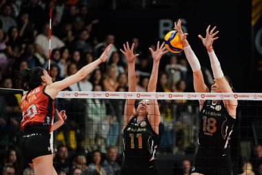 ISTANBUL, TURKIYE - 12 Nisan 2025: Vakıfbank - Eczacibasi Dynavit Türk Sultanlar Ligi Playoff maçı sırasında Zehra Gunes