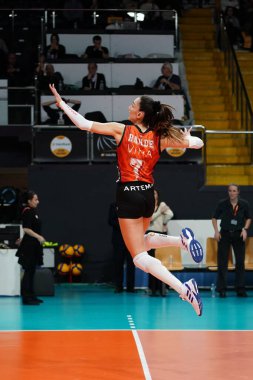ISTANBUL, TURKIYE - 12 Nisan 2025: Vakıfbank - Eczacibasi Dynavit Türk Sultanlar Ligi Playoff maçından önce Vakıfbank Spor Salonu 'nda Hande Baladin ısındı