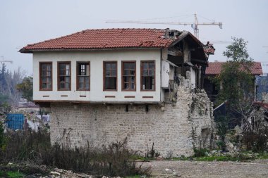 6 Şubat 2023 Depremlerinden sonra Hatay, Antakya 'da hasar gören bina