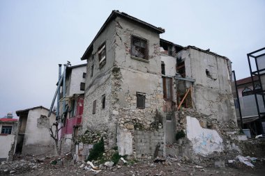 6 Şubat 2023 Depremlerinden sonra Hatay, Antakya 'da hasar gören bina