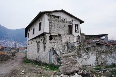 6 Şubat 2023 Depremlerinden sonra Hatay, Antakya 'da hasar gören bina