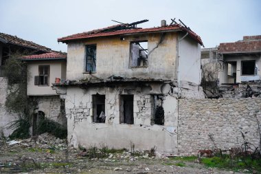 6 Şubat 2023 Depremlerinden sonra Hatay, Antakya 'da hasar gören bina