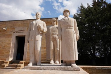 Anitkabir, Ankara 'da Aslanlar Yolu girişinde bulunan Türk Erkek heykeli