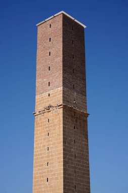 Harran Ulu Camii 'ndeki kule ve Şanlıurfa Üniversitesi, Türkiye